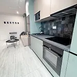 Sky Escape - Private Parking, Kingsize Bed & Cluj-Napoca