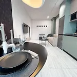 Sky Escape - Private Parking, Kingsize Bed & 아파트 *