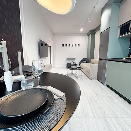 Sky Escape - Private Parking, Kingsize Bed & Apartment *