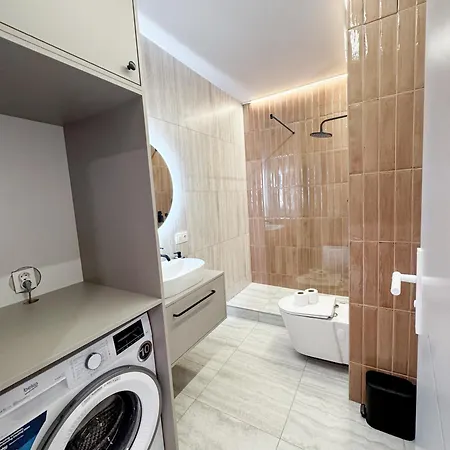 Sky Escape - Private Parking, Kingsize Bed & *