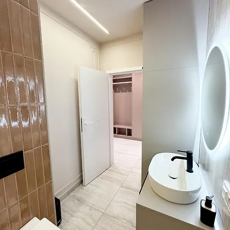 Sky Escape - Private Parking, Kingsize Bed & Apartment Cluj-Napoca