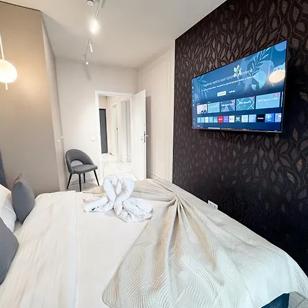 Sky Escape - Private Parking, Kingsize Bed &