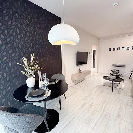 Sky Escape - Private Parking, Kingsize Bed & شقة