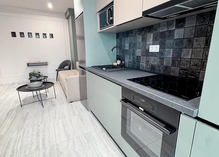 Sky Escape - Private Parking, Kingsize Bed & Cluj-Napoca