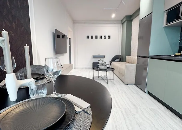 Sky Escape - Private Parking, Kingsize Bed & Lägenhet *