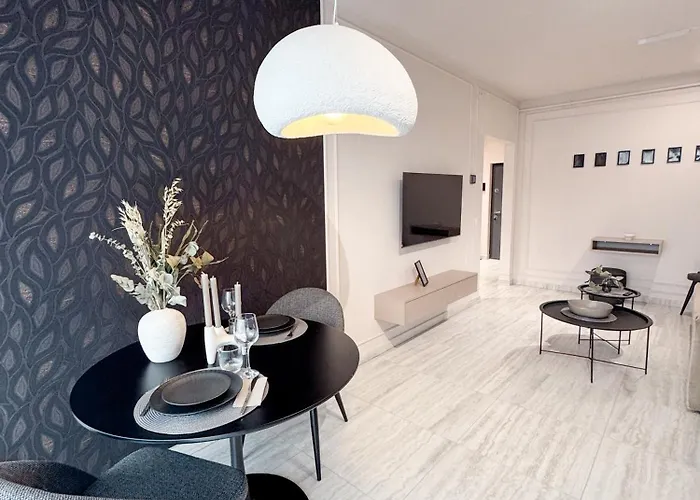 Sky Escape - Private Parking, Kingsize Bed & Lägenhet